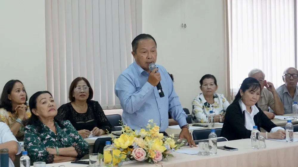 Kiều bào đặt câu hỏi tại hội nghị. Ảnh: H.T kieu-bao-3.jpg