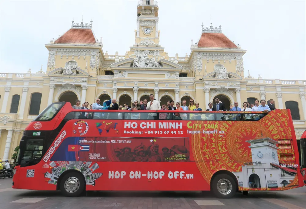 Lãnh đạo TP.HCM và Cuba cùng tham quan TP trên chuyến xe buýt 2 tầng mang hình ảnh của lãnh tụ Fidel Castro. Ảnh: PHƯƠNG ĐẶNG Fidel Castro