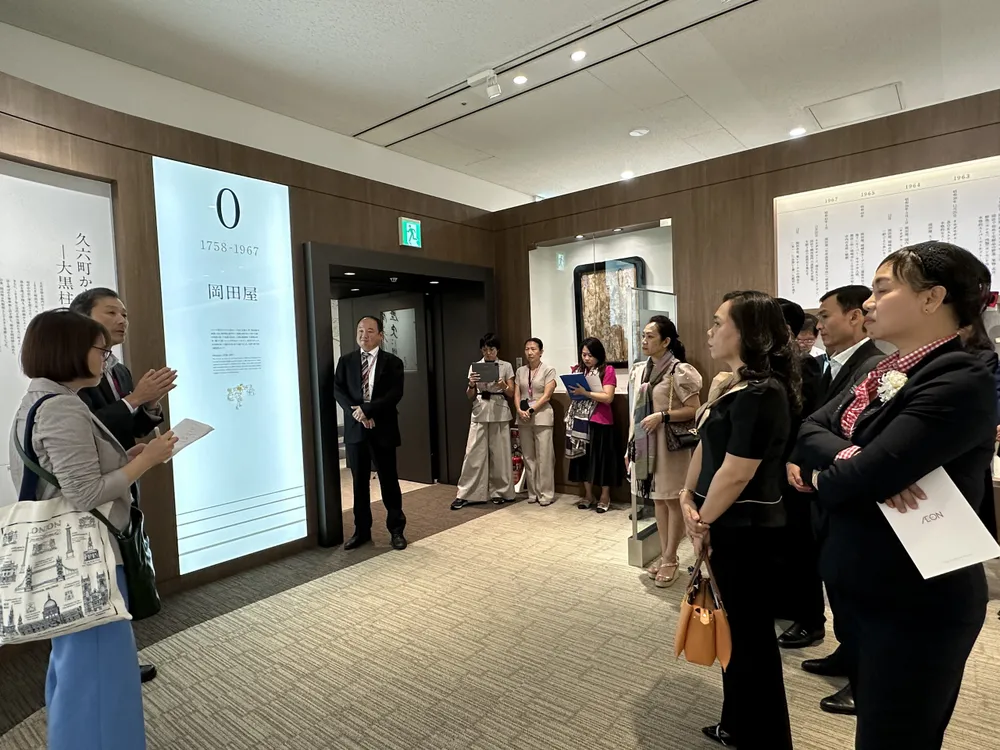 Ông Ootsuka Satoshi, Giám đốc Bảo tàng lịch sử AEON giới thiệu về quá trình hình thành, phát triển của tập đoàn AEON. Ảnh: PHƯƠNG ĐẶNG tap-doan-aeon-4.jpg