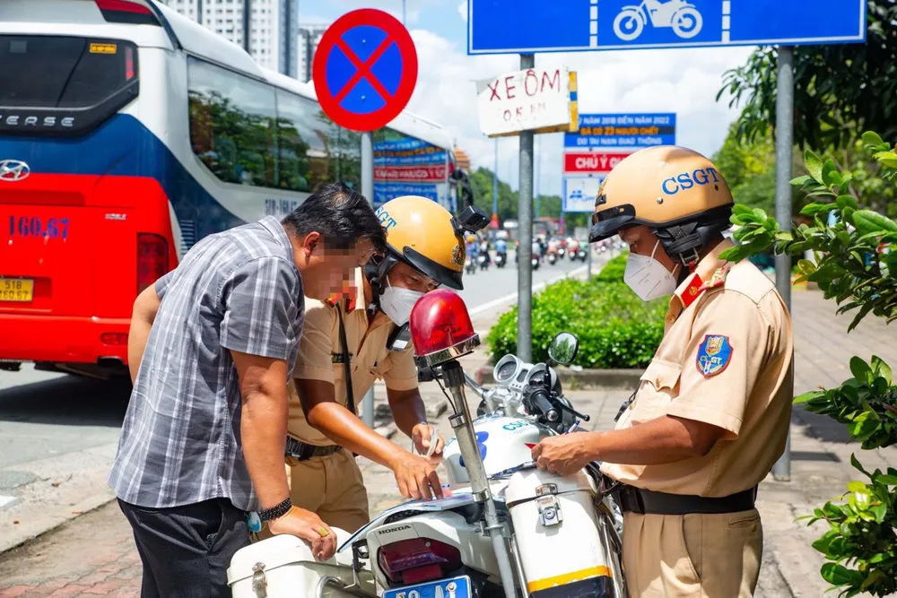 CSGT tuần tra, kiểm soát xử lý các hành vi vi phạm. Ảnh: BẢO PHƯƠNG trật tự an toàn giao thông