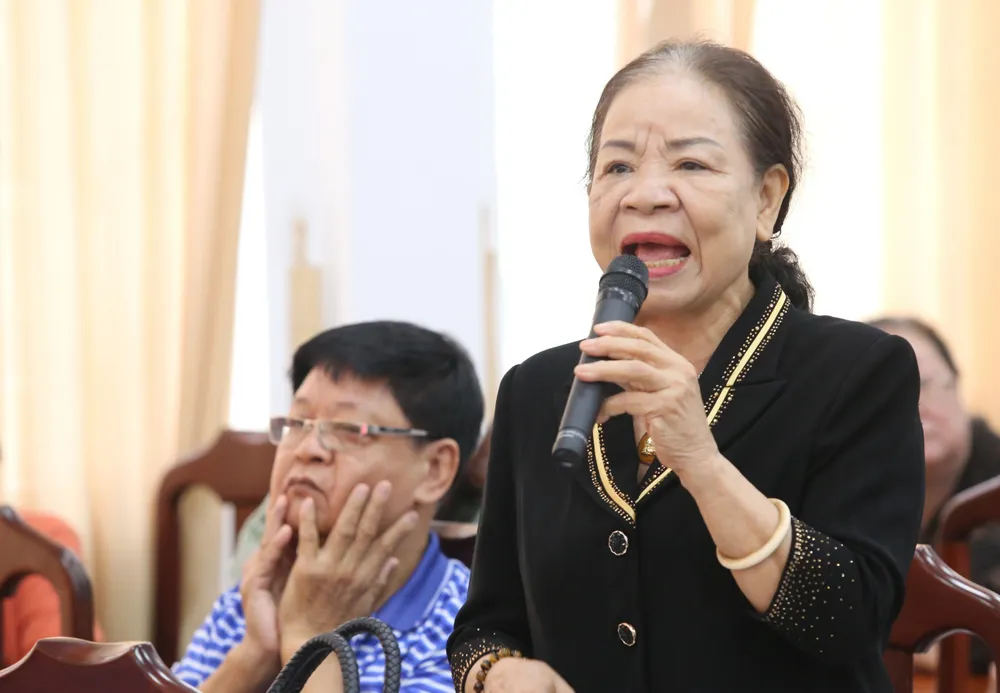Bà Nguyễn Thị Mộng Duyên nêu ý kiến tại buổi tiếp xúc cử tri quận 5. Ảnh: BẢO PHƯƠNG cử tri quận 5
