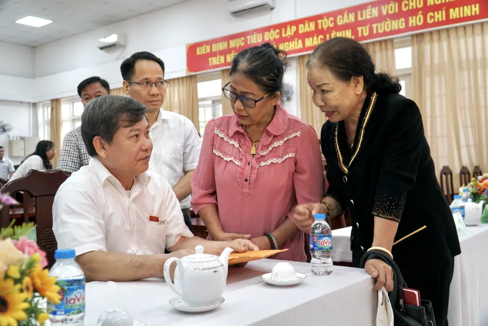 Viện trưởng VKSND tối cao Lê Minh Trí trao đổi với cử tri quận 5 bên lề buổi tiếp xúc. Ảnh: BẢO PHƯƠNG cu-tri-quan-5-4.JPG