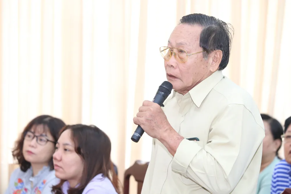 Cử tri Nguyễn Lâm Sanh nêu ý kiến tại buổi tiếp xúc cử tri quận 5. Ảnh: BẢO PHƯƠNG cu-tri-quan-5.jpg