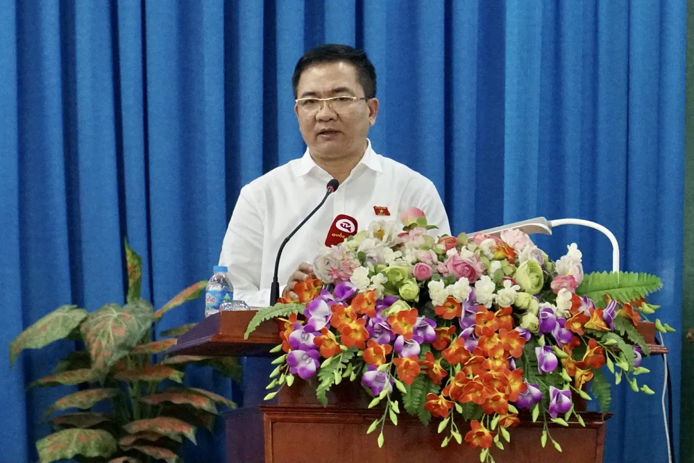 Ông Nguyễn Minh Đức trả lời cử tri quận Tân Bình. Ảnh: BẢO PHƯƠNG cu-tri-quan-tan-binh-3.JPG