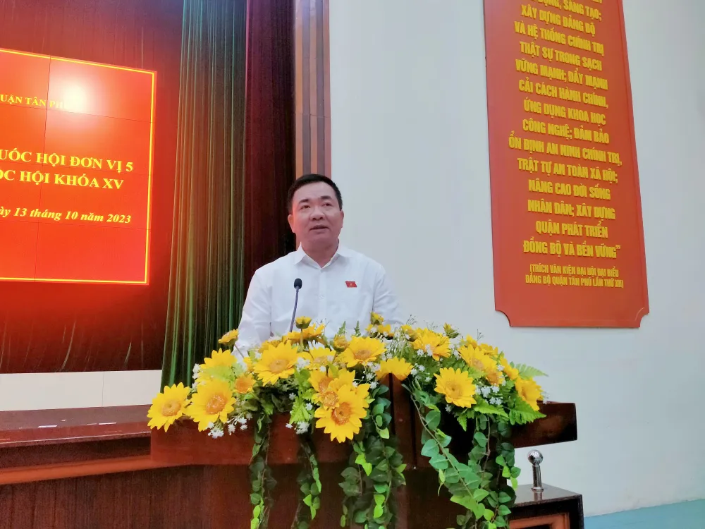 Ông Nguyễn Minh Đức trả lời kiến nghị cử tri quận Tân Phú. Ảnh: HỒNG THẮM cu-tri-quan-Tan-Phu-1.jpg
