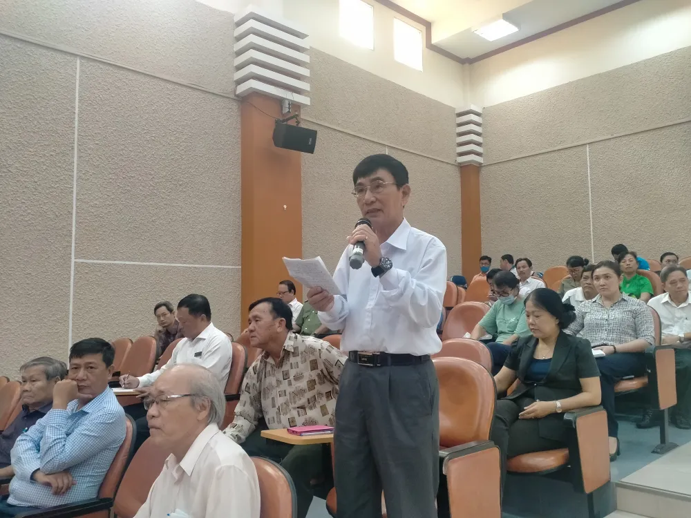 Cử tri Trần Văn Cương nêu ý kiến tại buổi tiếp xúc cử tri quận Tân Phú. Ảnh: HỒNG THẮM cử tri quận Tân Phú