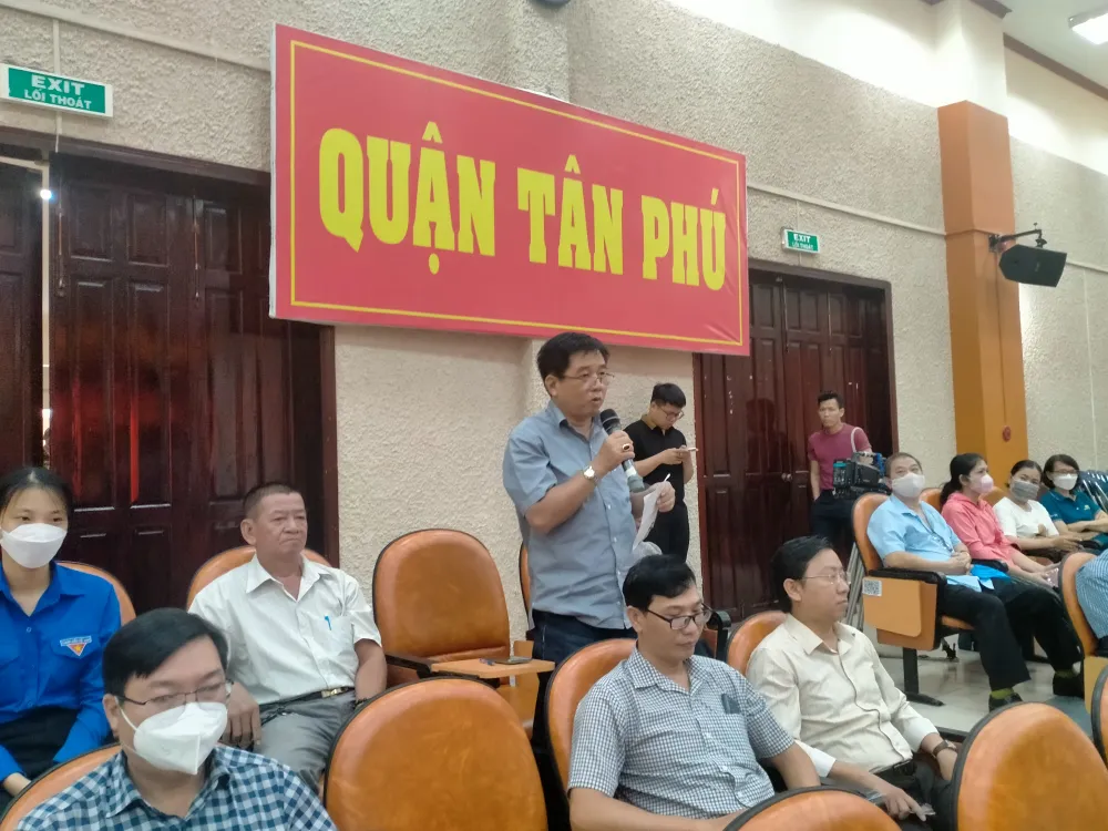 Cử tri quận Tân Phú nêu ý kiến tại buổi tiếp xúc. Ảnh: HỒNG THẮM cu-tri-quan-Tan-Phu-2.jpg