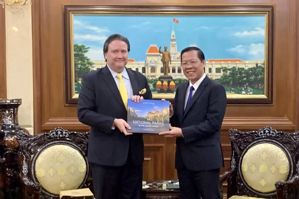 Ông Marc E. Knapper khẳng định chính phủ, doanh nghiệp Hoa Kỳ sẵn sàng hỗ trợ Việt Nam. Ảnh: BẢO PHƯƠNG hoa-ky-1.jpg