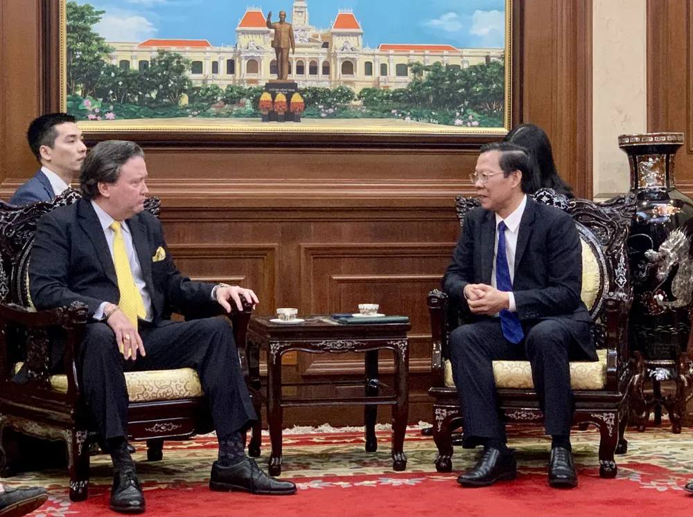 Chủ tịch UBND TP.HCM Phan Văn Mãi tiếp ông Marc E. Knapper, Đại sứ Hoa Kỳ tại Việt Nam. Ảnh: BẢO PHƯƠNG hoa kỳ
