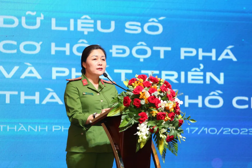 Thượng tá Hồ Thị Lãnh nêu ý kiến tại hội thảo Tuần lễ Chuyển đổi số TP.HCM. Ảnh: BẢO PHƯƠNG chuyen-doi-so-tp.hcm-4.jpg