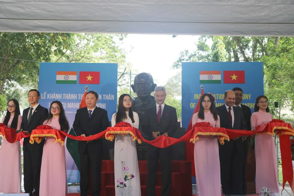 Các đại biểu cắt băng khánh thành tượng lãnh tụ Mahatma Gandhi. Ảnh: HỒNG THẮM khánh thành tượng lãnh tụ Mahatma Gandhi
