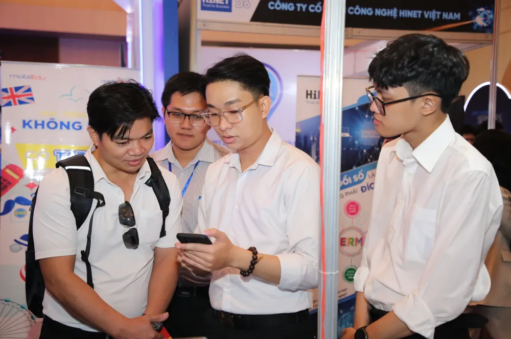 Sinh viên tham quan gian hàng trong khuôn khổ Tuần lễ Chuyển đổi số TP.HCM. Ảnh: BẢO PHƯƠNG tuan-le-chuyen-doi-so-6.jpg