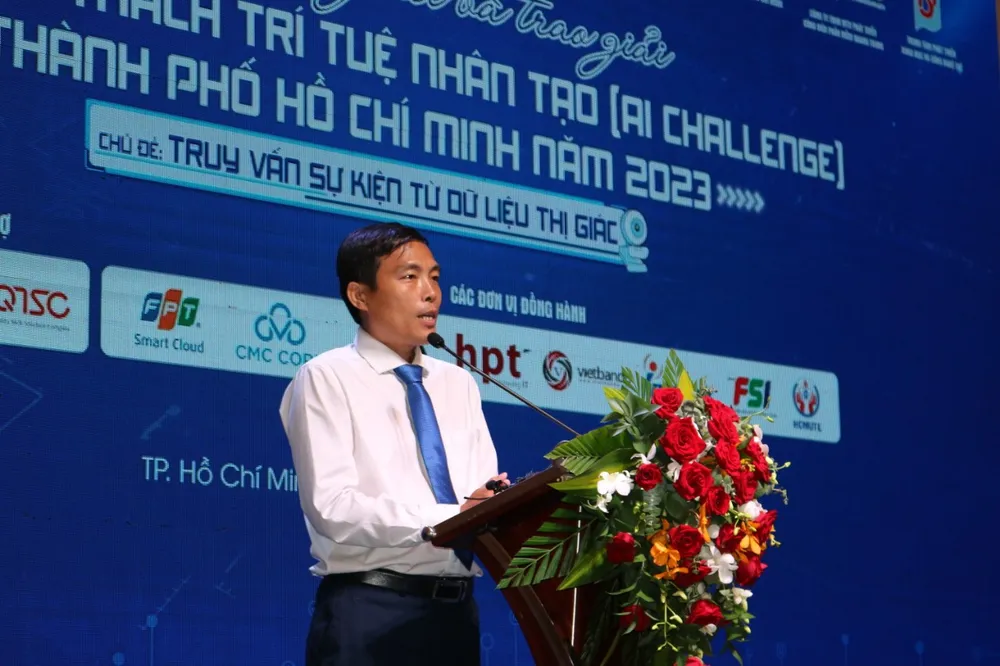 Ông Võ Minh Thành, Phó Giám đốc Sở TT-TT phát biểu tại lễ trao giải Hội thi Thử thách trí tuệ nhân tạo TP.HCM. Ảnh: HỒNG THẮM hoi-thi-thu-thach-tri-tue-nhan-tao-2.jpg