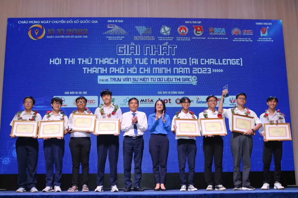 Trường Phổ thông Năng khiếu và trường ĐH Công nghệ Thông tin giành giải nhất chung cuộc Hội thi Thử thách trí tuệ nhân tạo TP.HCM năm 2023. Ảnh: HỒNG THẮM Hội thi Thử thách trí tuệ nhân tạo TP.HCM