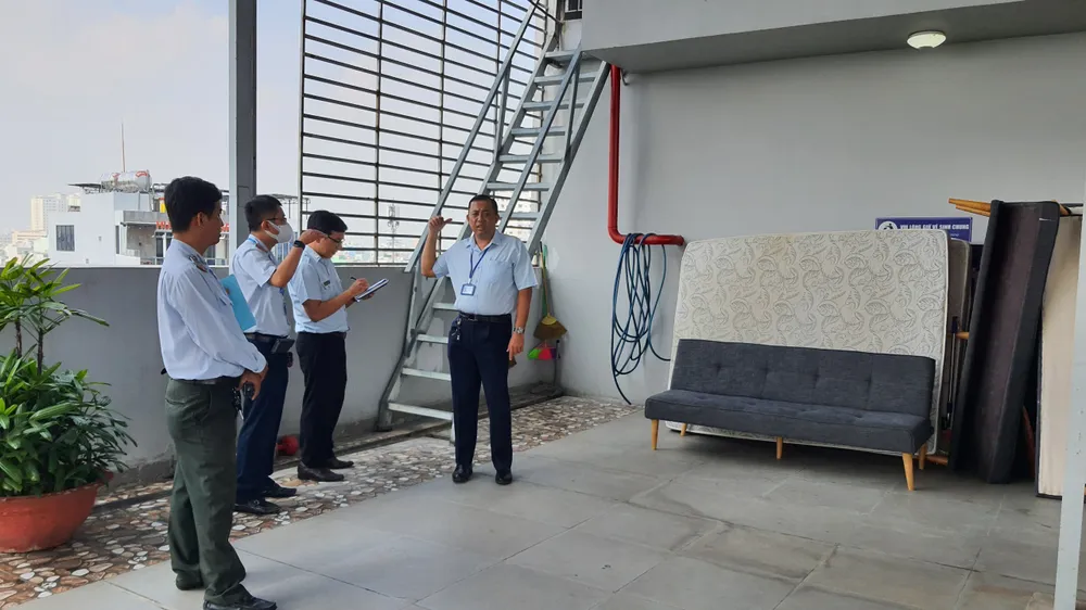 Các đơn vị liên quan cũng kiểm tra giấy phép xây dựng, diện tích sàn... đối với công trình này. Ảnh: HT canh-sat-kiem-tra-nha-tro-o-tan-phu-phat-hien-doi-du-135-phong-2.jpg