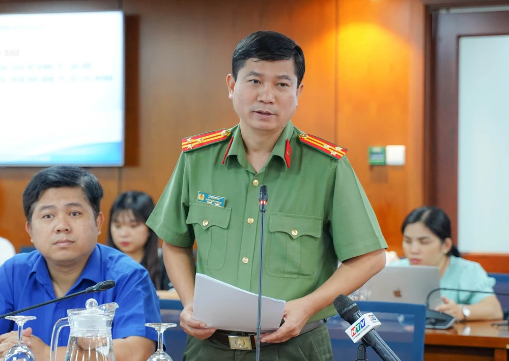 Thượng tá Lê Mạnh Hà thông tin về công tác kiểm tra nhà trọ vi phạm PCCC trên địa bàn. Ảnh: BẢO PHƯƠNG nhà trọ vi phạm PCCC