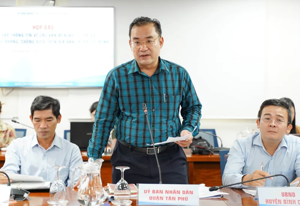 Phó chủ tịch UBND quận Tân Phú thông tin việc trên địa bàn quận có nhà trọ xây vượt quá 135 phòng. Ảnh: BẢO PHƯƠNG nhà trọ 'xây vượt quá 135 phòng'.