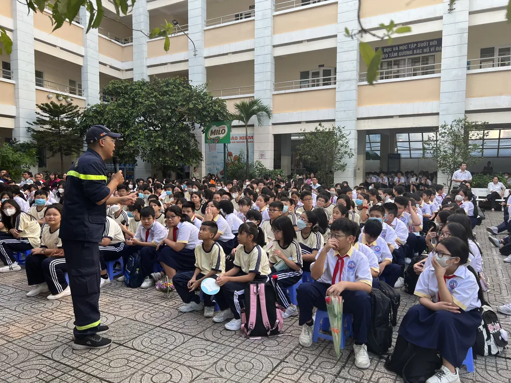 Chiến sỹ phường 11, Phú Nhuận tập huấn PCCC cho học sinh trường THCS Đào Duy Anh. Ảnh: H.T tập huấn PCCC