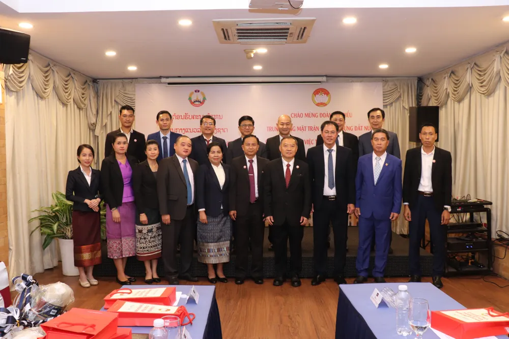 Đoàn đại biểu chụp hình lưu niệm sau buổi làm việc. Ảnh: PHƯƠNG ĐẶNG doan-dai-bieu-trung-uong-mat-tran-lao-xay-dung-dat-nuoc-2.jpg