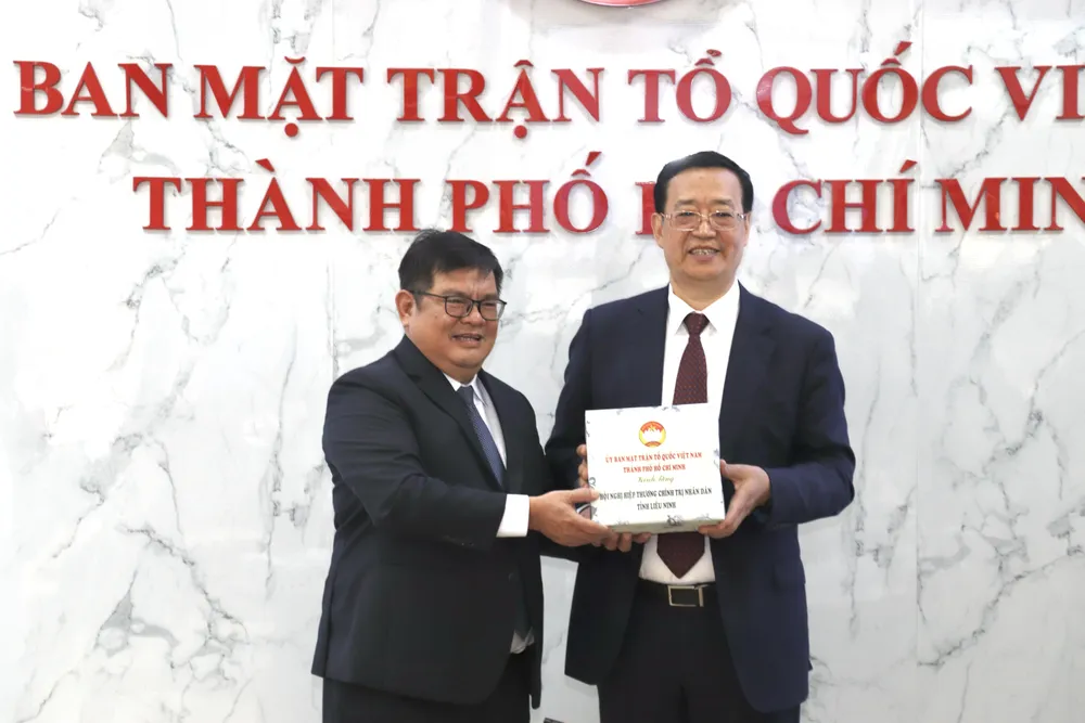 Phó Chủ tịch Uỷ ban MTTQ Việt Nam TP.HCM Ngô Thanh Sơn tặng quà lưu niệm cho ông Vương Minh Ngọc, Phó Chủ tịch Chính Hiệp tỉnh Liêu Ninh. Ảnh: PHƯƠNG ĐẶNG Chính Hiệp tỉnh Liêu Ninh
