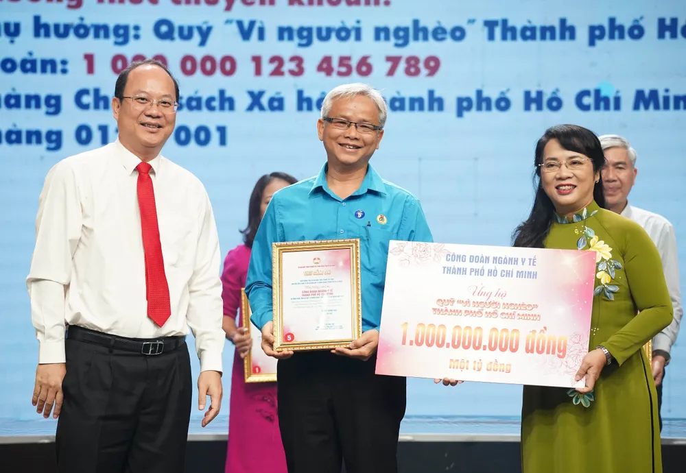 Phó Bí thư Thành ủy TPHCM Nguyễn Hồ Hải và Chủ tịch Ủy ban MTTQ Việt Nam TP Trần Kim Yến nhận bảng tượng trưng từ doanh nghiệp hỗ trợ tại chương trình. Ảnh: PHƯƠNG ĐẶNG TP nghĩa tình - Kết nối yêu thương