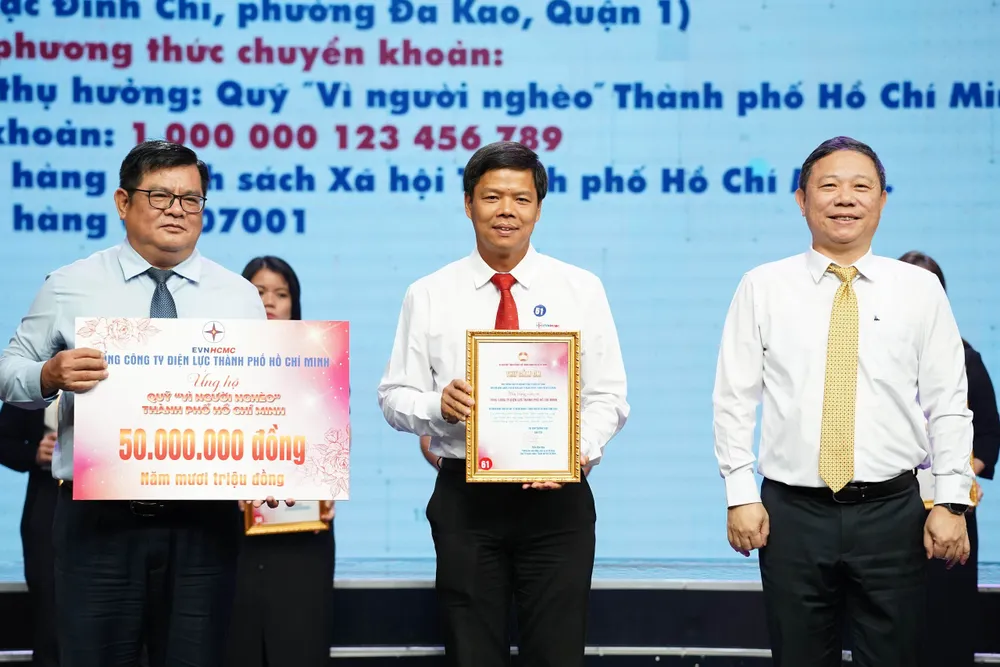 Phó Chủ tịch UBND TP.HCM Dương Anh Đức (bìa phải) và Phó Chủ tịch Uỷ ban MTTQ Việt Nam TP Ngô Thanh Sơn nhân bảng tượng trưng. Ảnh: PHƯƠNG ĐẶNG TP nghĩa tình - Kết nối yêu thương