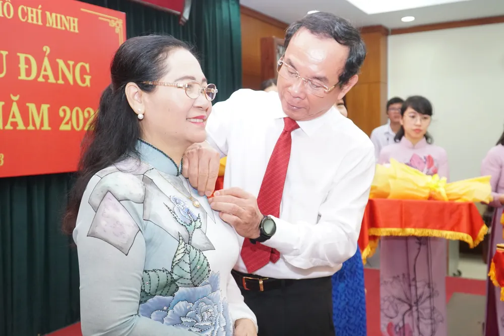 Nguyễn Thị Lệ nhận huy hiệu 30 năm tuổi Đảng