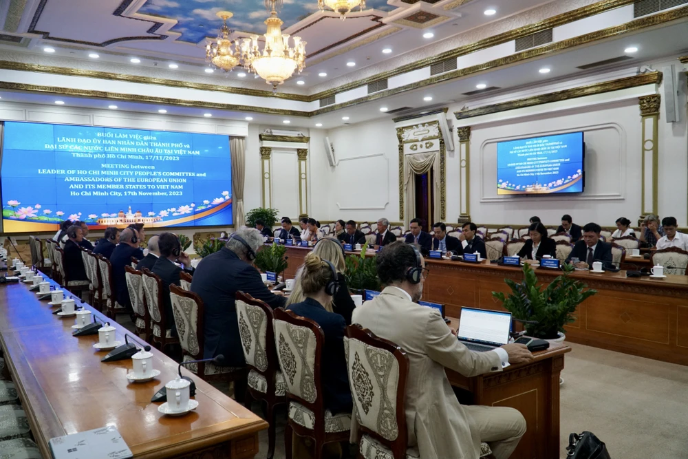 Toàn cảnh buổi làm việc giữa Phó Chủ tịch UBND TP.HCM Võ Văn Hoan gặp gỡ và làm việc với Đại sứ các nước châu Âu tại Việt Nam. Ảnh: BẢO PHƯƠNG cac-nuoc-chau-au-2.JPG