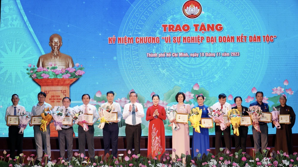 Phó Chủ tịch Ủy ban Trung ương MTTQ Việt Nam Trương Thị Ngọc Ánh và Phó Bí thư Thành uỷ TP.HCM Nguyễn Phước Lộc trao kỷ niệm chương "Vì sự nghiệp đại đoàn kết toàn dân tộc". Ảnh: BẢO PHƯƠNG can-bo-mat-tran-3.JPG