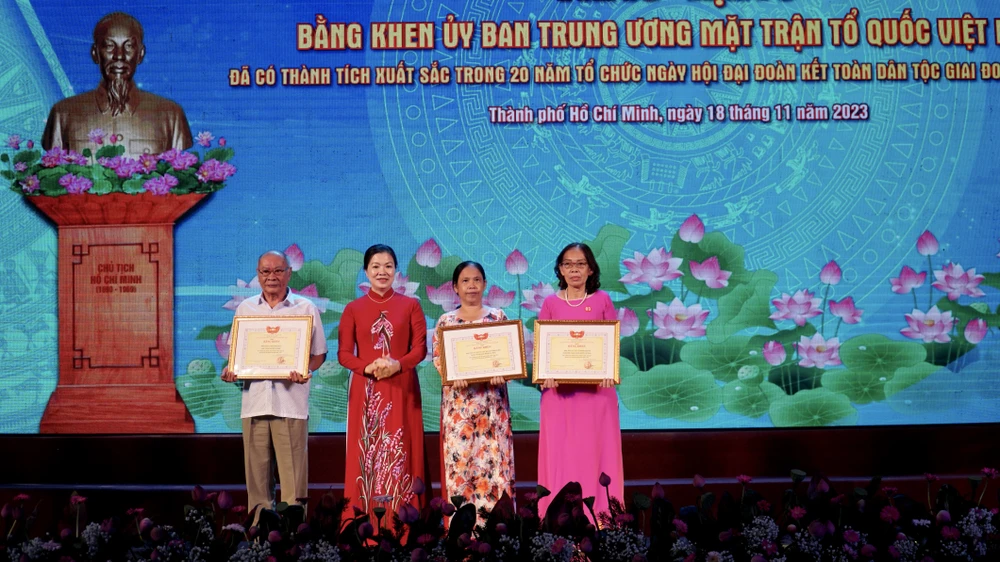Bà Trương Thị Ngọc Ánh trao bằng khen của Ủy ban Trung ương MTTQ Việt Nam cho đại diện 3 tập thể. Ảnh: BẢO PHƯƠNG cán bộ Mặt trận
