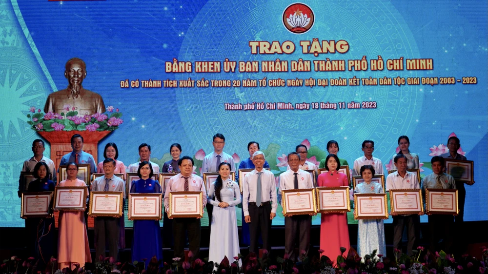 Phó Chủ tịch UBND TP.HCM Võ Văn Hoan trao bằng khen cho các tập thể, cá nhân có thành tích xuất sắc trong 20 năm tổ chức Ngày hội Đại đoàn kết toàn dân tộc. Ảnh: BẢO PHƯƠNG can-bo-mat-tran-5.JPG