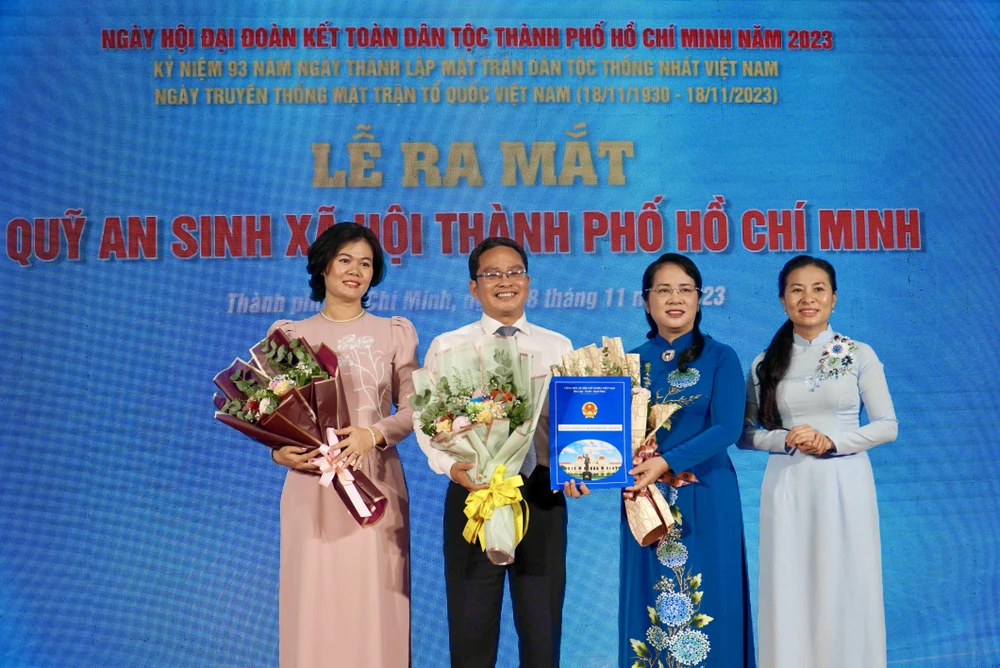 Đại diện Uỷ ban MTTQ Việt Nam TP.HCM nhận quyết định ra mắt Quỹ An sinh xã hội TP. Ảnh: BẢO PHƯƠNG Quỹ An sinh xã hội