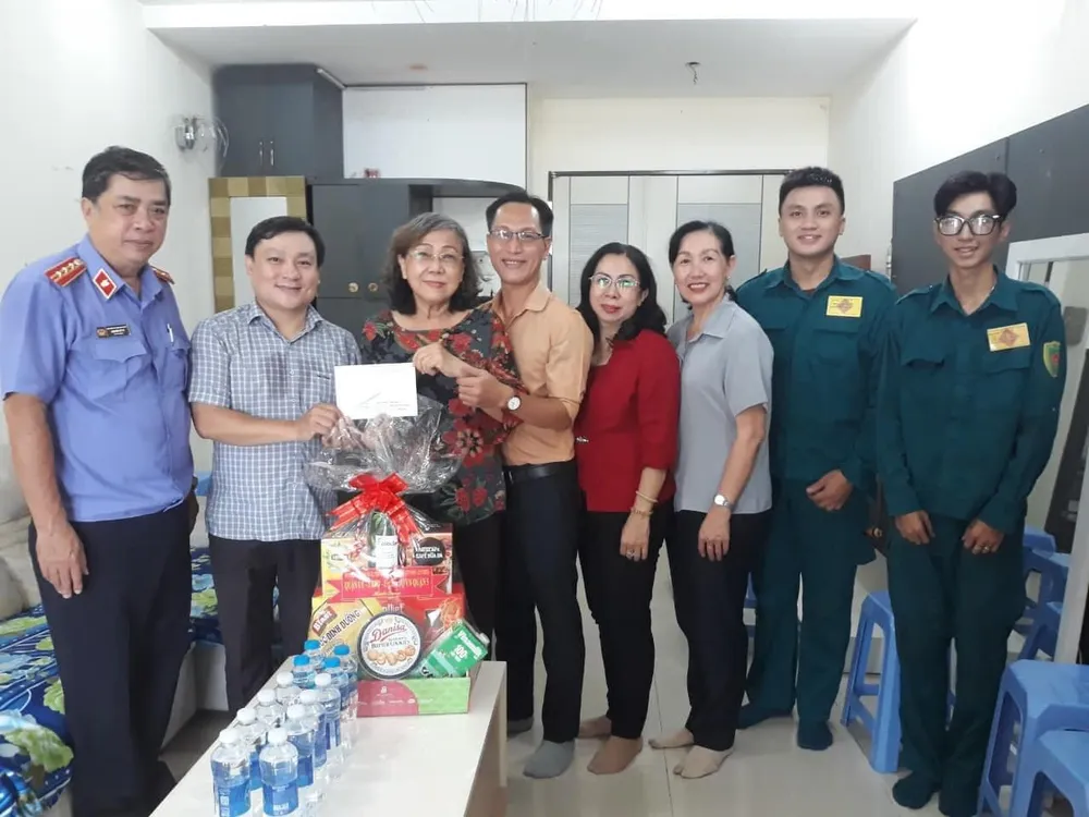 Chị Lê Thị Bích Thoa (bìa phải, thứ 3) thăm gia đình chính sách. Ảnh: NVCC can-bo-mat-tran-7.jpg