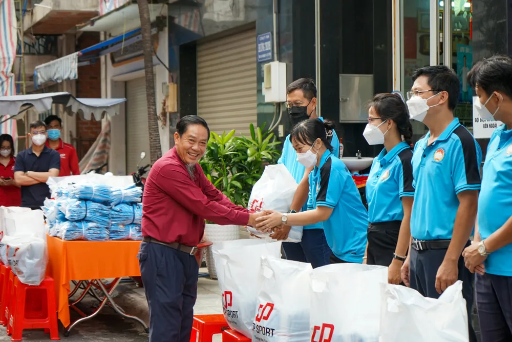 Ông Nghiêm Đình Hùng tham gia các hoạt động do Uỷ ban MTTQ phường 9, Tân Bình tổ chức. Ảnh: NVCC cán bộ Mặt trận