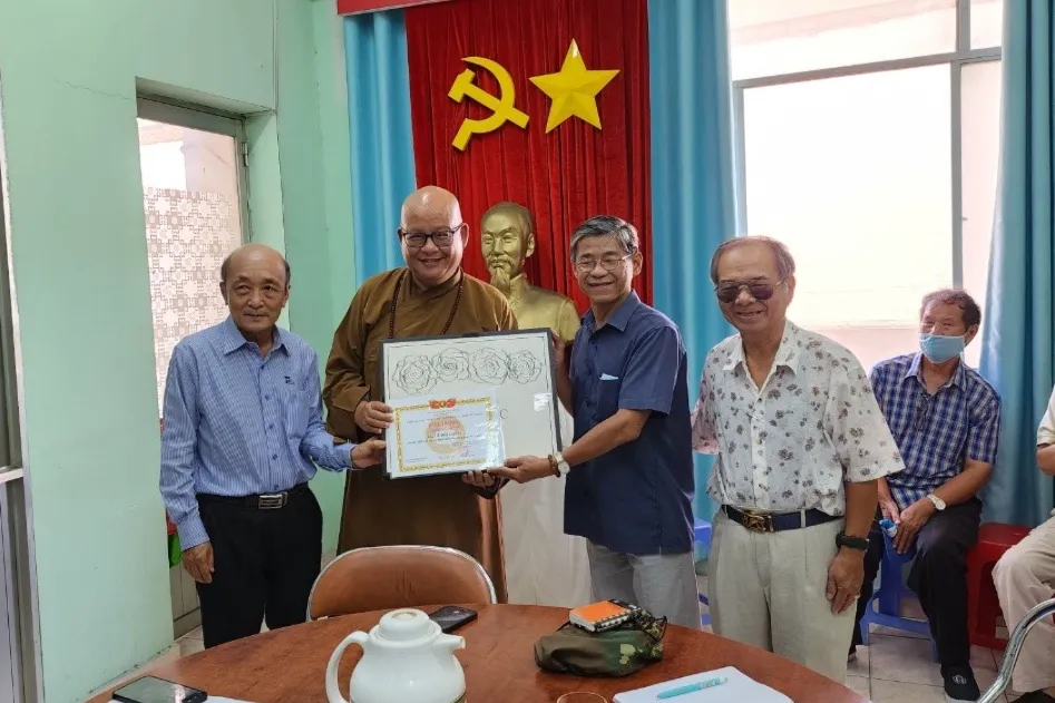 Ông Nguyễn Ngọc Hai (bìa phải) nhận hỗ trợ từ người dân đóng góp cho các quỹ. Ảnh: NVCC can-bo-mat-tran-9.jpg