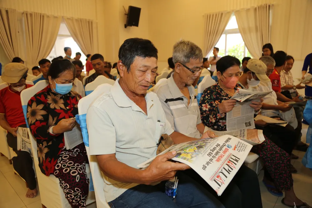 Cùng ngư dân thắp sáng đèn trên biển