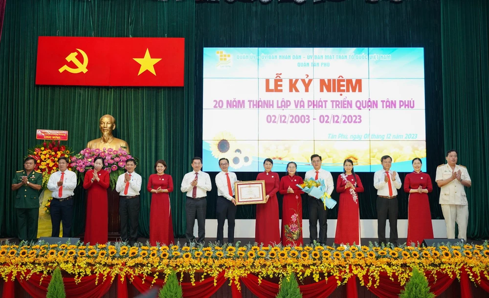 ky-niem-20-nam-thanh-lap-va-phat-trien-quan-tan-phu-3.jpg