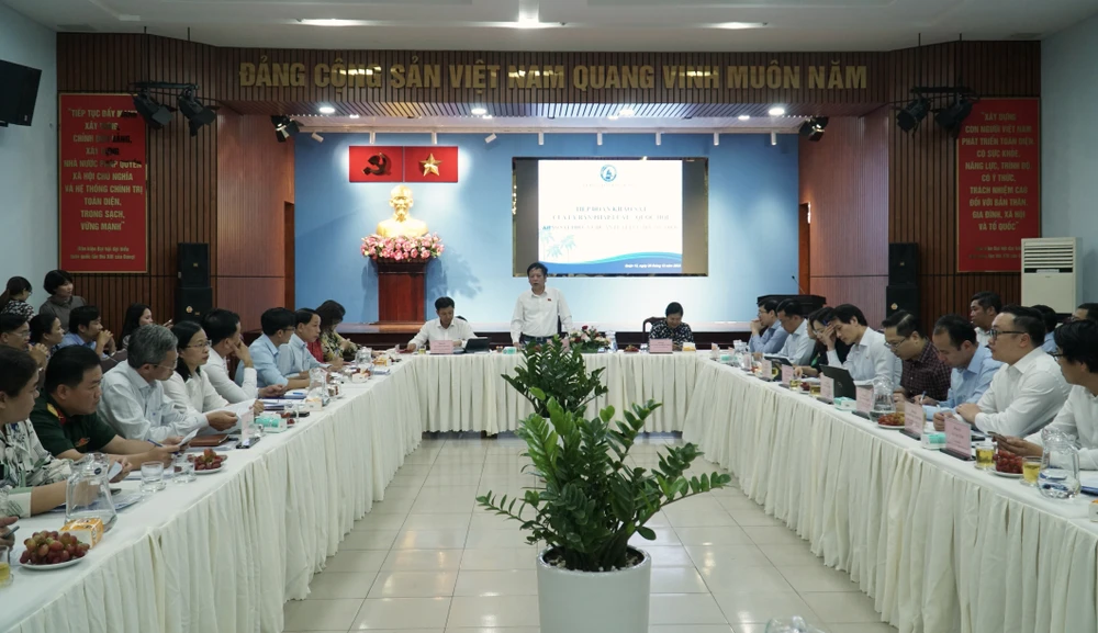 Toàn cảnh buổi khảo sát. Ảnh: BẢO PHƯƠNG cong-tac-luu-tru-1-5721.jpg