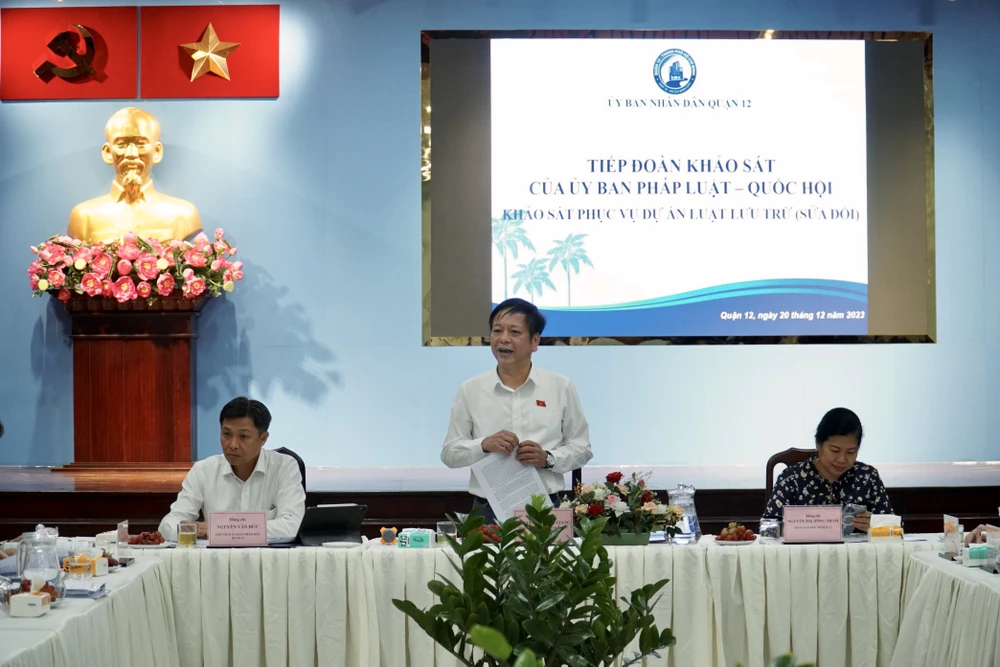 Phó Chủ nhiệm Ủy ban Pháp luật của Quốc hội Nguyễn Trường Giang cho biết đoàn sẽ ghi nhận những kiến nghị của UBND quận 12. Ảnh: BẢO PHƯƠNG công tác lưu trữ