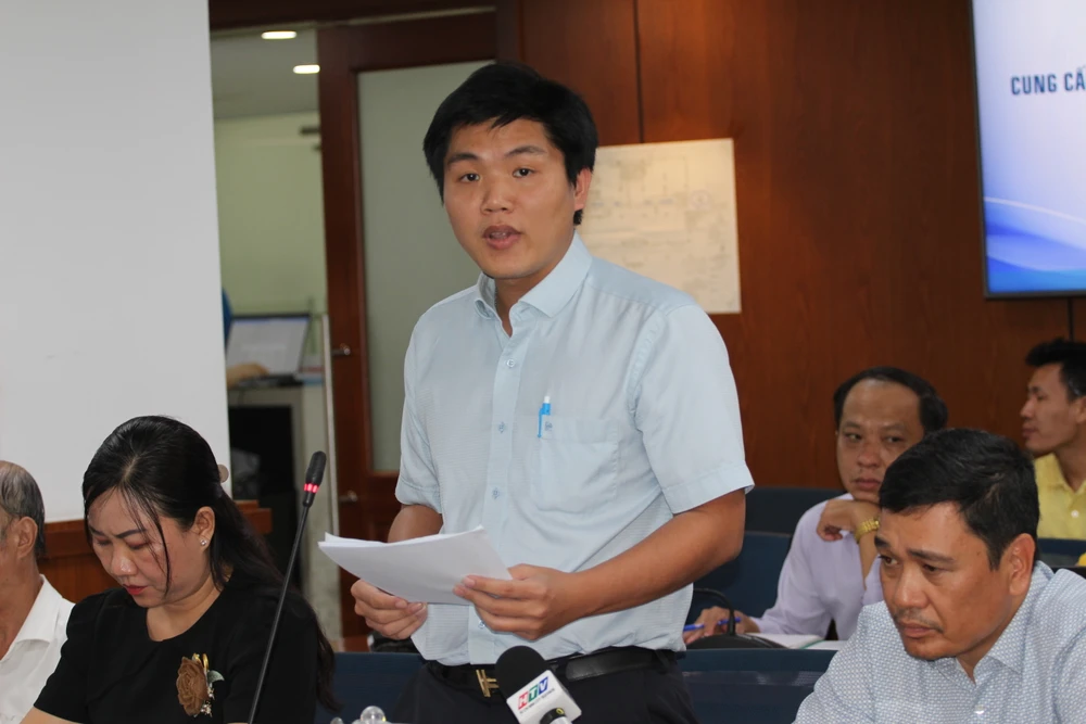 Ông Lương Công Khánh thông tin về tình hình giải ngân đầu tư công tại TP.HCM. Ảnh: THÀNH NHÂN giải ngân đầu tư công