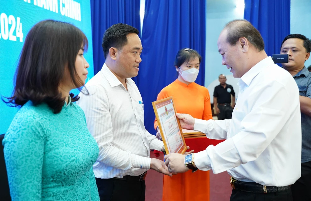 Bí thư Huyện ủy huyện Củ Chi Nguyễn Quyết Thắng trao khen thưởng cho các tập thể dẫn đầu cụm, khối thi đua năm 2023. Ảnh: THUẬN VĂN huyen-cu-chi-2-2065.jpg