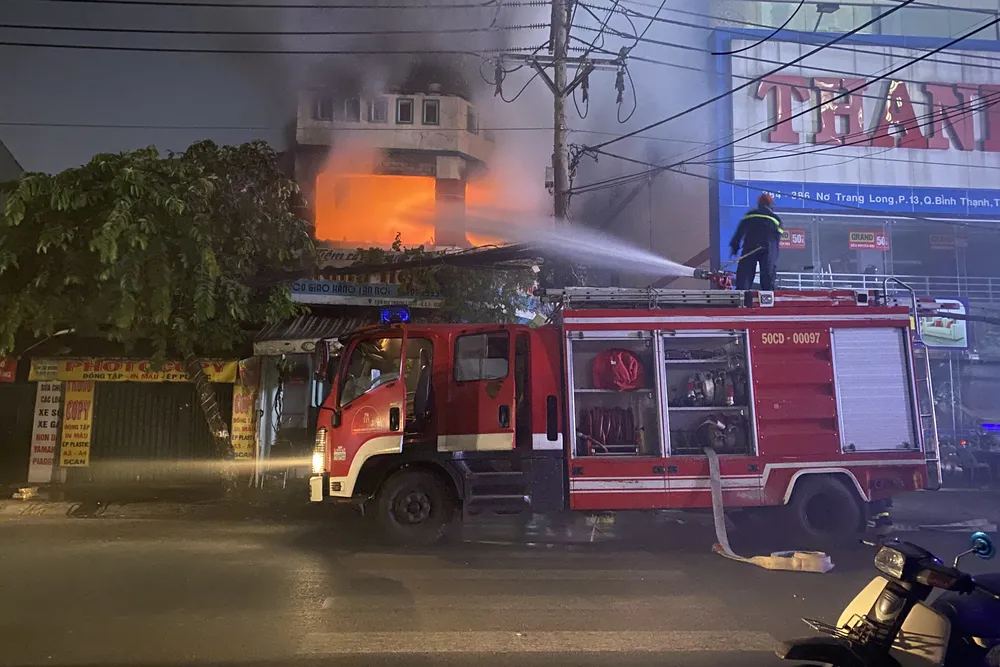 Lực lượng Cảnh sát PCCC có mặt tại hiện trường triển khai công tác cứu hộ, dập lửa. Ảnh: BẢO PHƯƠNG binh-thanh-3.jpg
