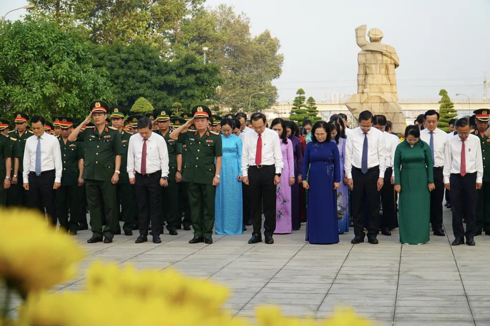 dang-huong-tuong-niem-anh-hung-liet-si-3.JPG