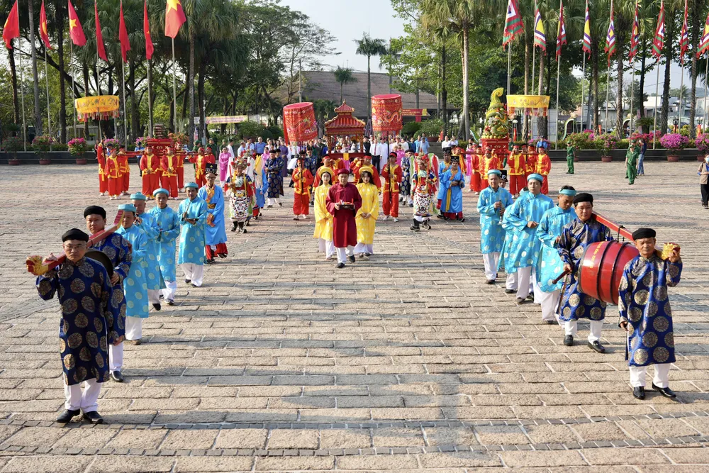 dang-huong-tuong-niem-anh-hung-liet-si-5.jpg
