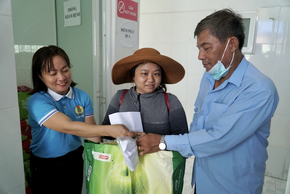 Sau nhận thuốc kê đơn, người dân được cán bộ Mặt trận gửi quà. Ảnh: BẢO PHƯƠNG xa-dao-thanh-an-12.JPG
