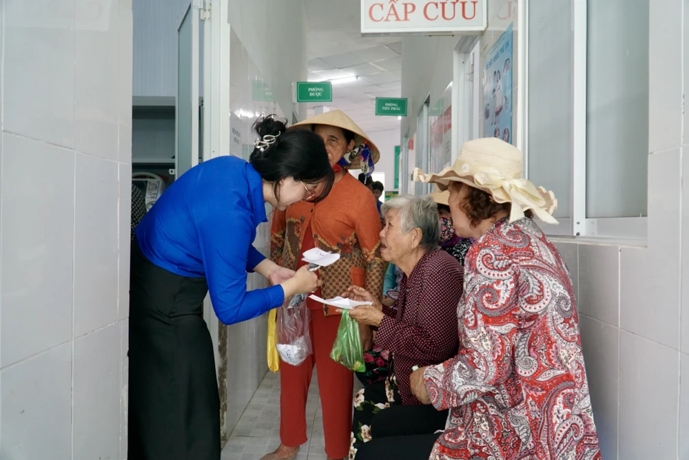 Sau khi được kê đơn, người dân di chuyển đến khu vực phía sau nhận thuốc miễn phí. Ảnh: BẢO PHƯƠNG xa-dao-thanh-an-13.JPG