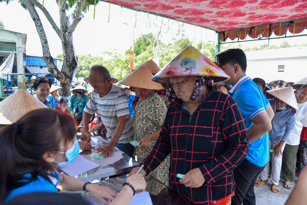 Người dân đến Trạm y tế xã Thạnh An chờ khám bệnh miễn phí. Ảnh: BẢO PHƯƠNG xa-dao-thanh-an-17.jpg