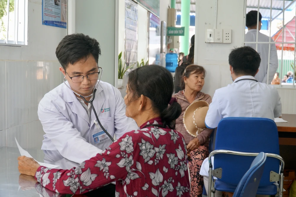 Bác sĩ Nguyễn Văn Nam khám bệnh cho người dân xã đảo Thạnh An. Ảnh: BẢO PHƯƠNG xa-dao-thanh-an-2.JPG