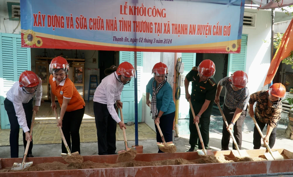 Chủ tịch Uỷ ban MTTQ Việt Nam TP.HCM Trần Kim Yến cùng đoàn đại biểu thực hiện nghi thức khởi công sửa nhà. Ảnh: BẢO PHƯƠNG xa-dao-thanh-an-22.JPG