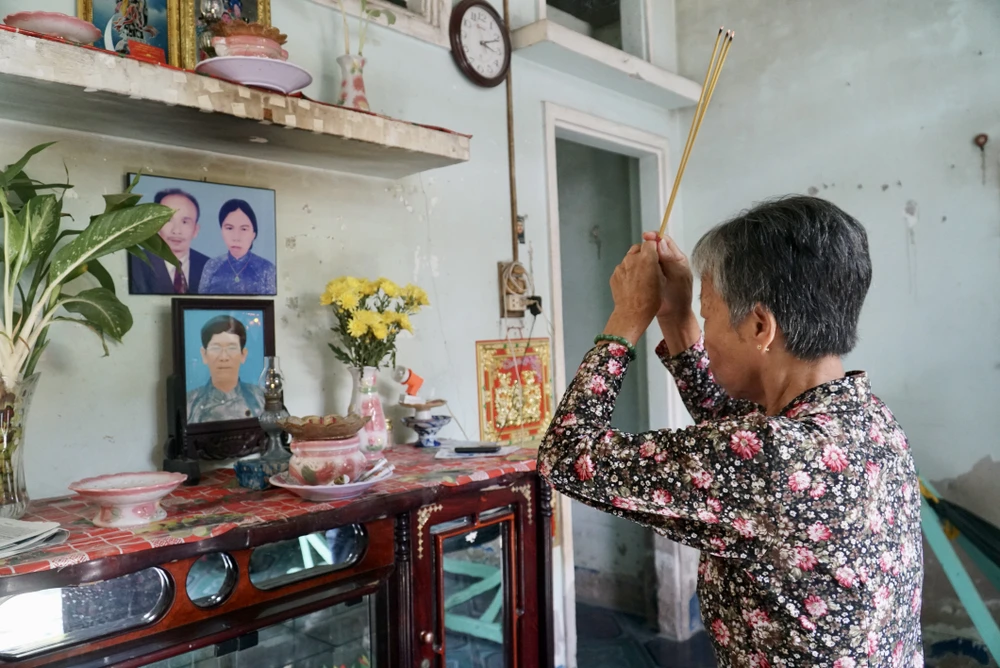 Bên trong nhà bà Xê chỉ để một bàn thờ, là nơi bà thờ cúng người chồng đã mất. Ảnh: BẢO PHƯƠNG xa-dao-thanh-an-24.JPG